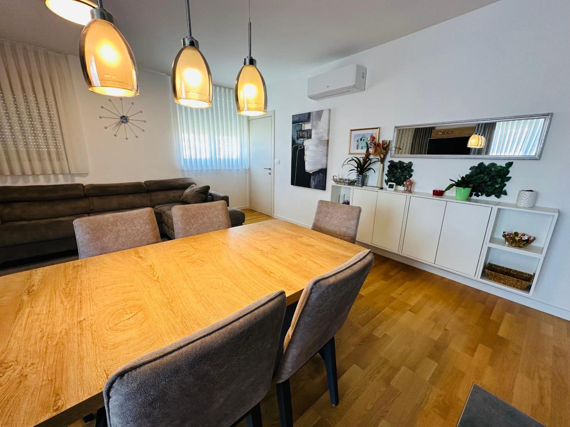King With Private Parking Apartment *