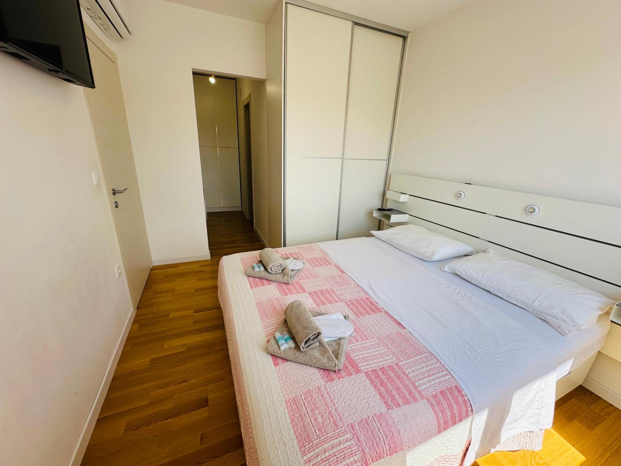 King With Private Parking Apartment *
