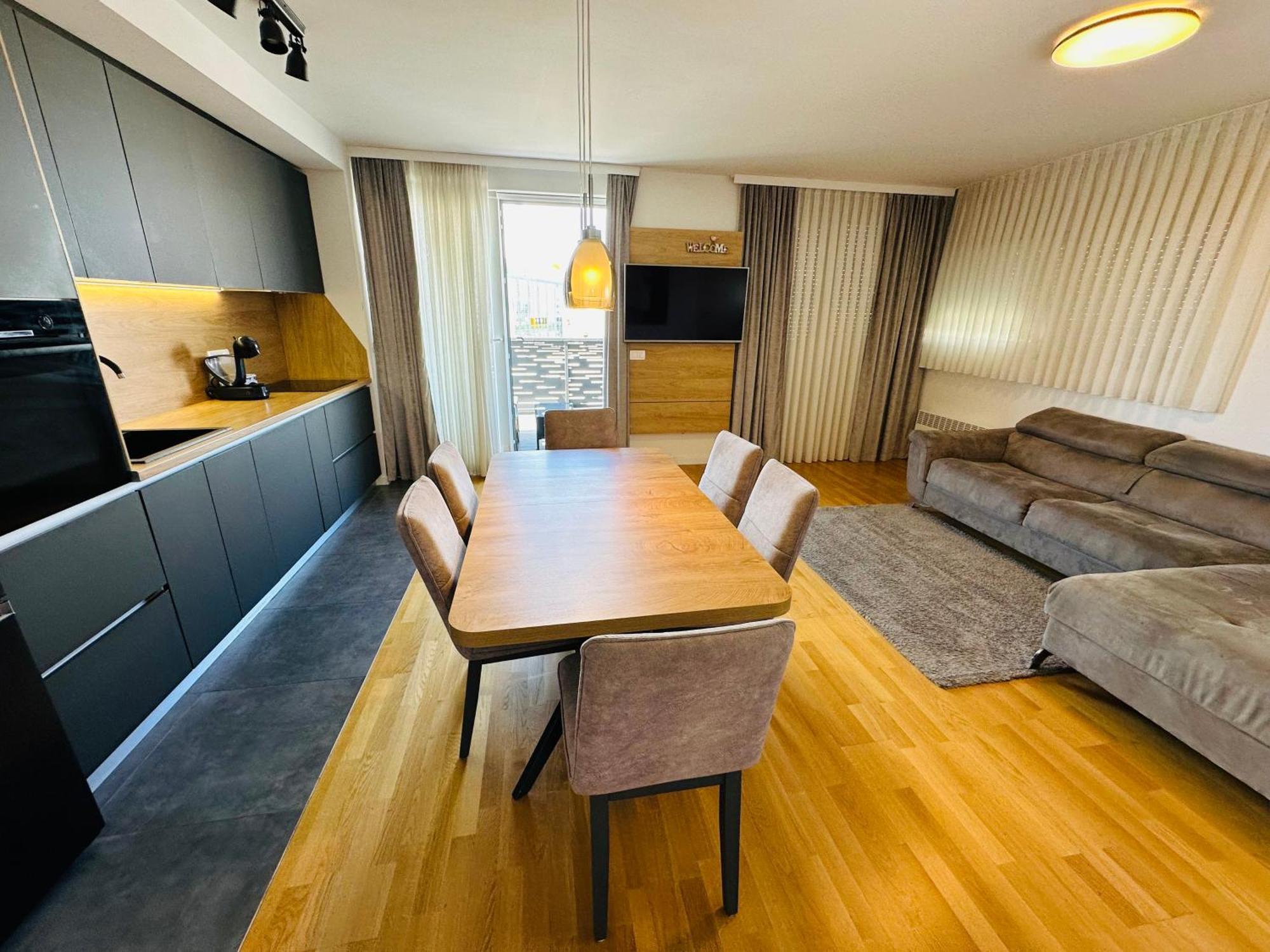 King With Private Parking Apartment