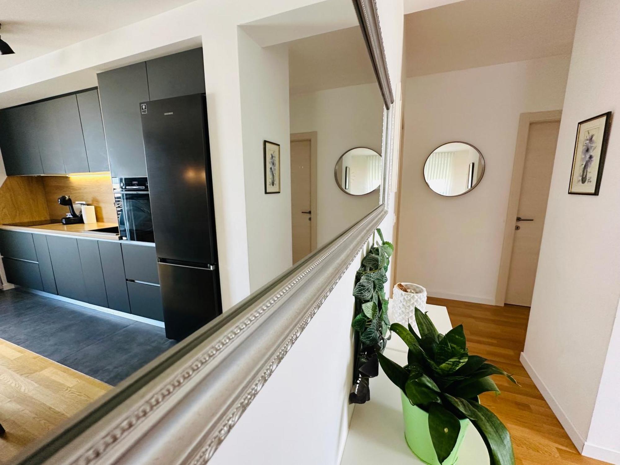 King With Private Parking Apartment *